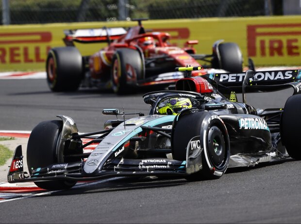 Lewis Hamilton im Mercedes vor Charles Leclerc im Ferrari Lewis Hamilton im Mercedes vor Charles Leclerc im Ferrari