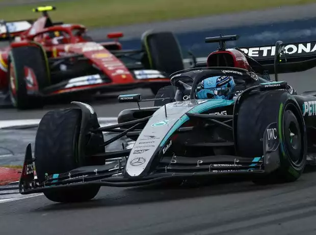 George Russell im Mercedes vor Carlos Sainz im Ferrari Titel-Bild zur News: George Russell im Mercedes vor Carlos Sainz im Ferrari