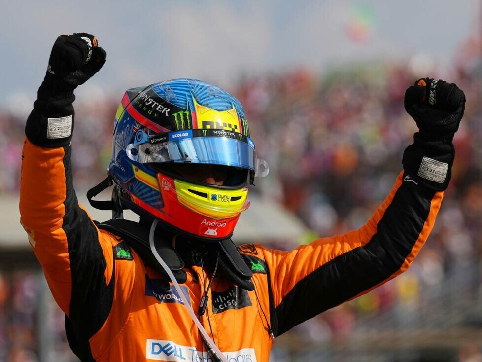 Oscar Piastri bejubelt seinen Sieg beim Formel-1-Rennen in Ungarn 2024