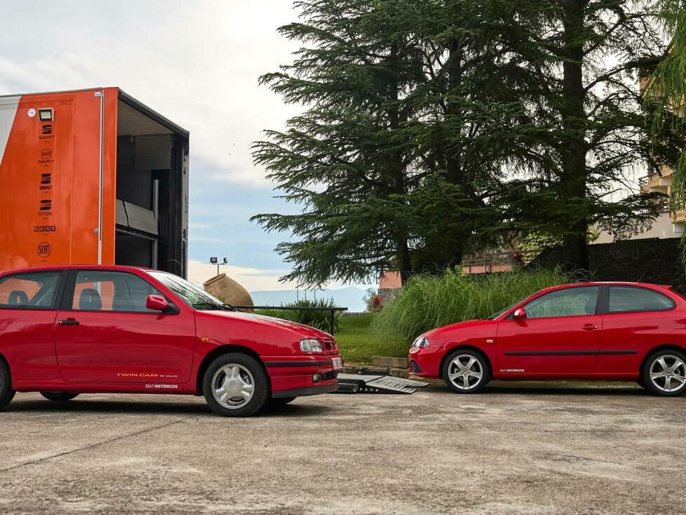 Seat Ibiza der zweiten und dritten Generation, neben dem SEAT Históricos Truck