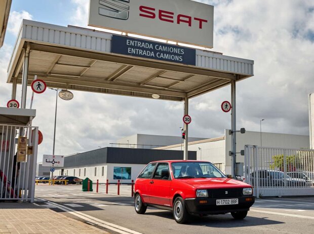 SEAT Ibiza 1 verlässt das Werk Zona Franca in Barcelona SEAT Ibiza 1 verlässt das Werk Zona Franca in Barcelona