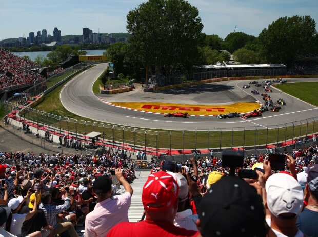 Circuit Gilles Villeneuve: Blick von der Tribüne 12 mit der Tribüne 11 auf der linken Seite Circuit Gilles Villeneuve: Blick von der Tribüne 12 mit der Tribüne 11 auf der linken Seite