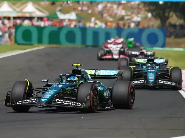 Titel-Bild zur News: Fernando Alonso vor Lance Stroll (Aston Martin AMR24) beim Formel-1-Rennen in Ungarn 2024
