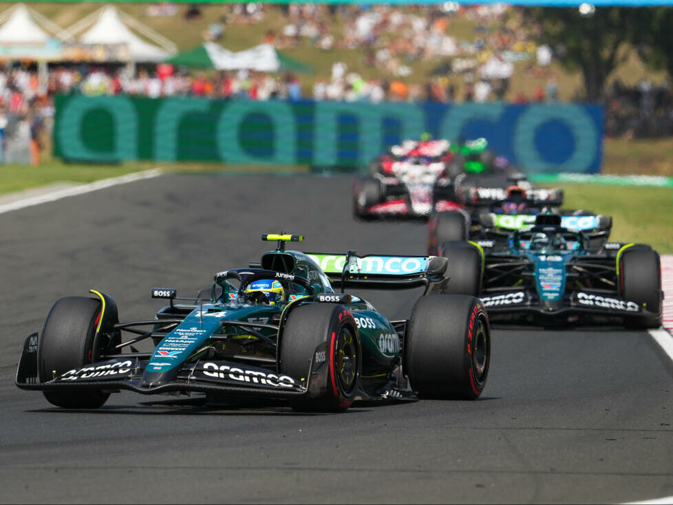 Fernando Alonso vor Lance Stroll (Aston Martin AMR24) beim Formel-1-Rennen in Ungarn 2024