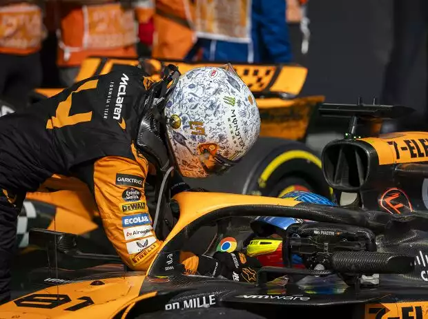 Titel-Bild zur News: Lando Norris gratuliert Oscar Piastri (McLaren) zum Sieg beim Formel-1-Rennen in Ungarn 2024