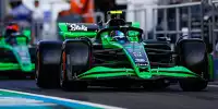 Guanyu Zhou vor Sauber-Teamkollege Valtteri Bottas in der Boxengasse