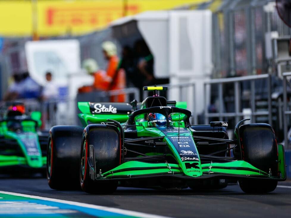 Guanyu Zhou vor Sauber-Teamkollege Valtteri Bottas in der Boxengasse