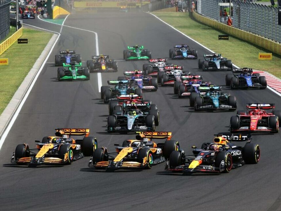 Lando Norris, McLaren MCL38, Max Verstappen, Red Bull Racing RB20, Oscar Piastri, McLaren MCL38, Charles Leclerc, Ferrari SF-24, Carlos Sainz, Ferrari SF-24 und der Rest des Feldes biegen nach dem Rennstart in die erste Kurve ein