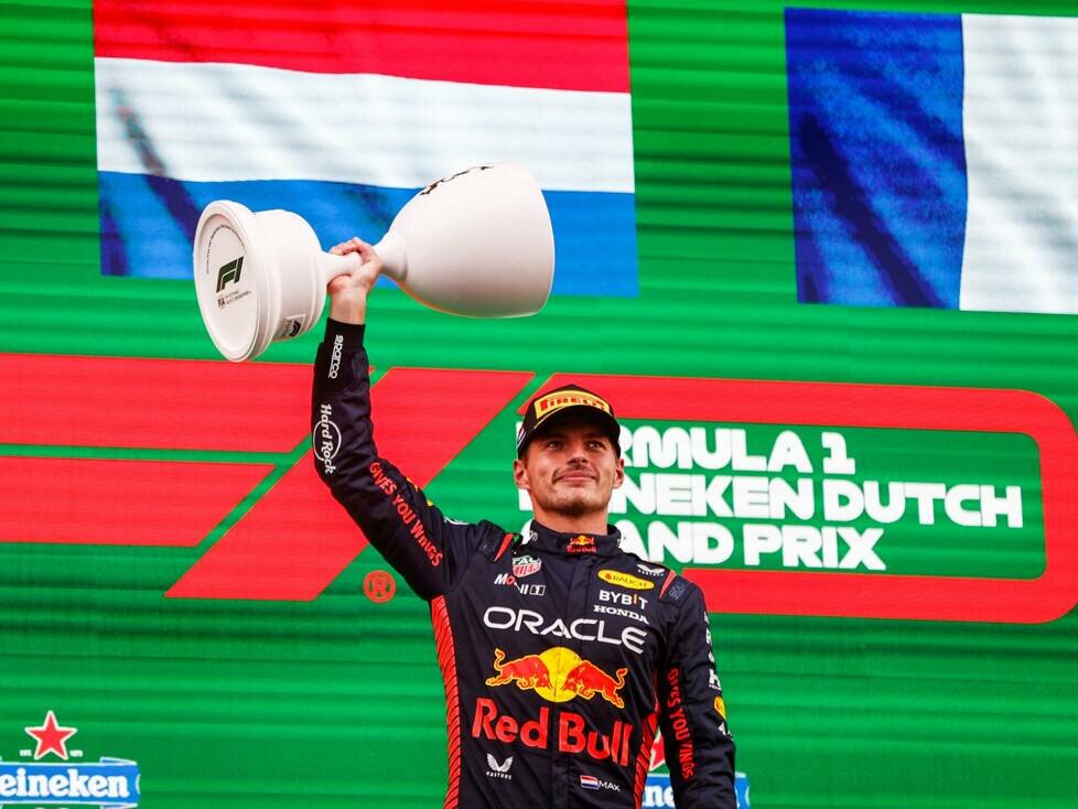 Max Verstappen, Red Bull Racing, 1. Platz, mit seiner Trophäe