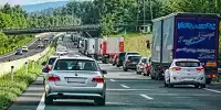 Stau auf der Autobahn mit vorbildlicher Rettungsgasse