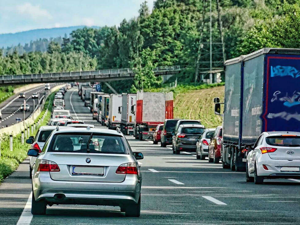 Stau auf der Autobahn mit vorbildlicher Rettungsgasse