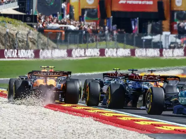 Lando Norris im McLaren fährt im Kies nach dem Formel-1-Start in Belgien 2024 Titel-Bild zur News: Lando Norris im McLaren fährt im Kies nach dem Formel-1-Start in Belgien 2024