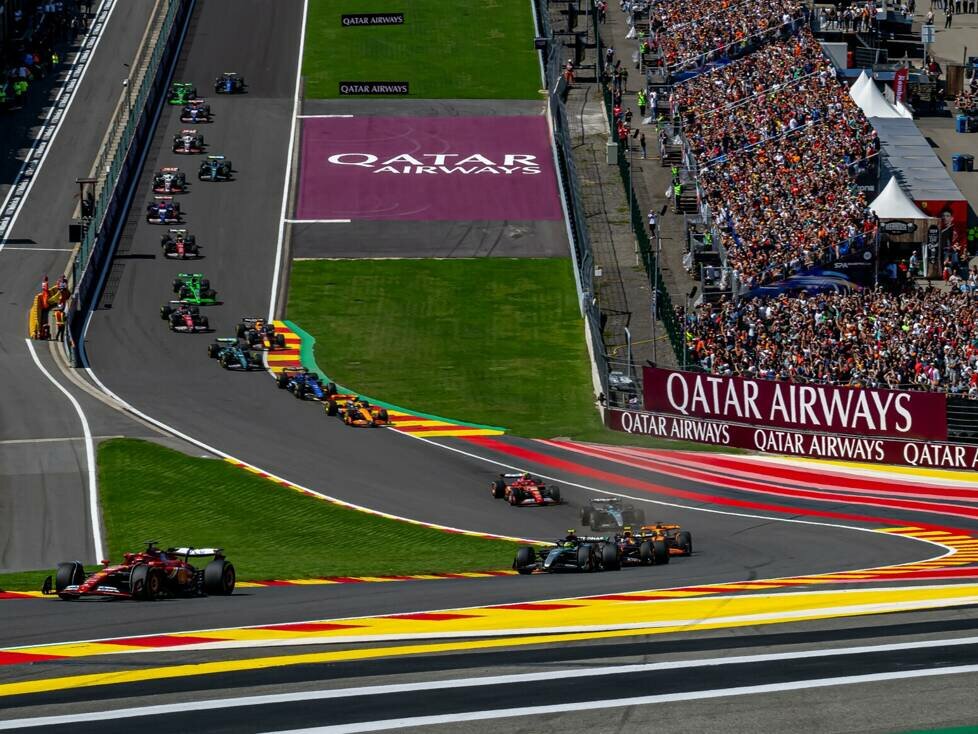 Charles Leclerc führt im Ferrari in der Startphase beim Belgien-Grand-Prix 2024 in Spa