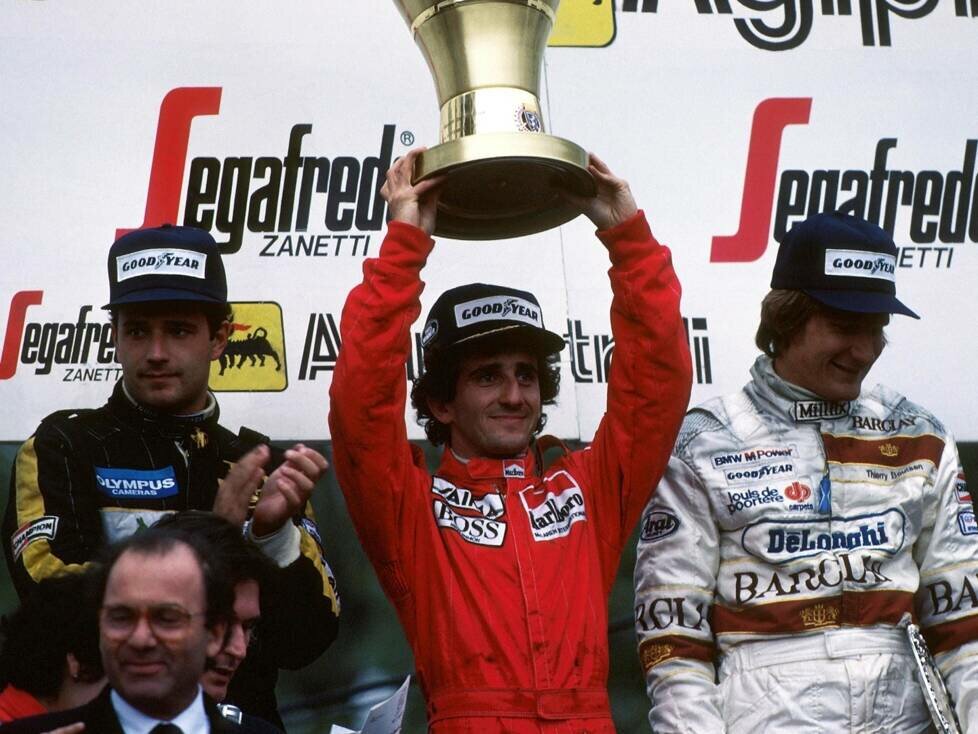 McLaren-Fahrer Alain Prost mit dem Siegerpokal in Imola 1985
