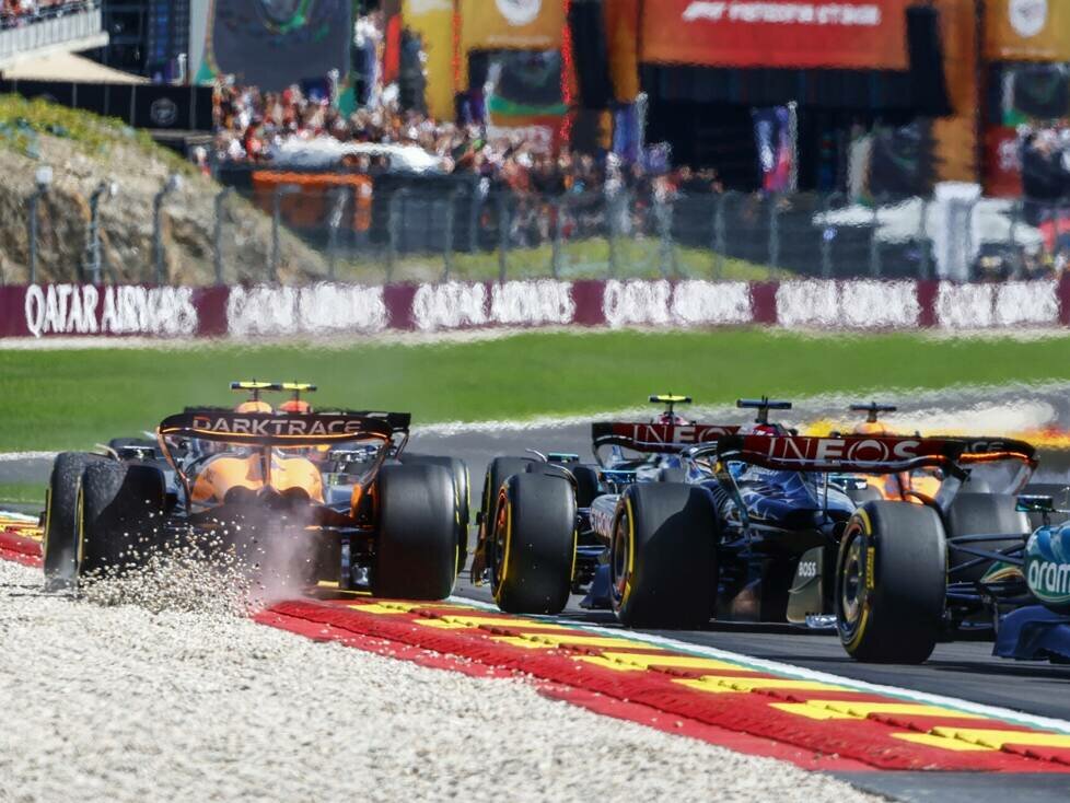 Lando Norris im McLaren fährt im Kies nach dem Formel-1-Start in Belgien 2024