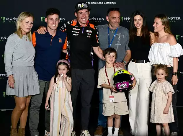 Aleix Espargaro und Pol Espargaro mit Familien Titel-Bild zur News: Aleix Espargaro und Pol Espargaro mit Familien