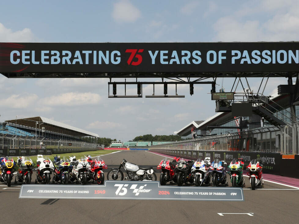 Gruppenfoto: MotoGP-Bikes im Retro-Design in Silverstone 2024 zum 75-jährigen Jubiläum der Motorrad-WM