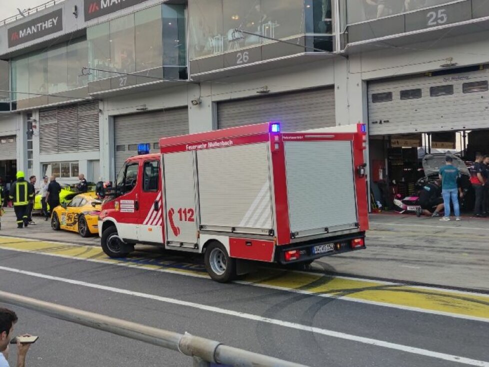 NLS, Boxengasse, Feuerwehr, Krankenwagen, Explosion