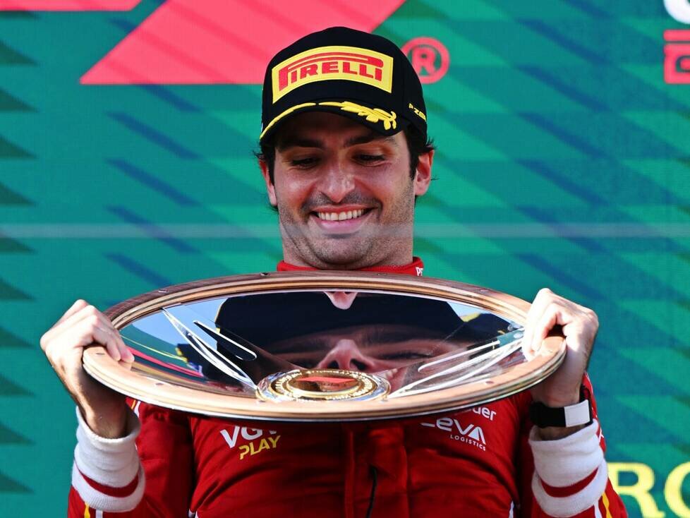 Carlos Sainz jubelt über seinen Formel-1-Sieg 2024 in Melbourne (Australien)