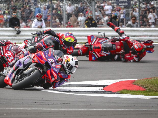 Jorge Martin führt, Franceso Bagnaia stürzt Jorge Martin führt, Franceso Bagnaia stürzt