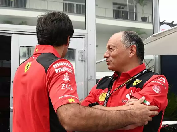 Carlos Sainz und Ferrari-Teamchef Frederic Vasseur Titel-Bild zur News: Carlos Sainz und Ferrari-Teamchef Frederic Vasseur