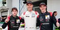 Salman Owega, Hubert Haupt und David Schumacher bejubeln ihren Sieg beim 6-Stunden-Rennen auf dem Nürburgring