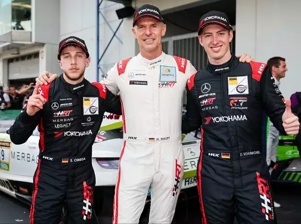 Salman Owega, Hubert Haupt und David Schumacher bejubeln ihren Sieg beim 6-Stunden-Rennen auf dem Nürburgring Titel-Bild zur News: Salman Owega, Hubert Haupt und David Schumacher bejubeln ihren Sieg beim 6-Stunden-Rennen auf dem Nürburgring