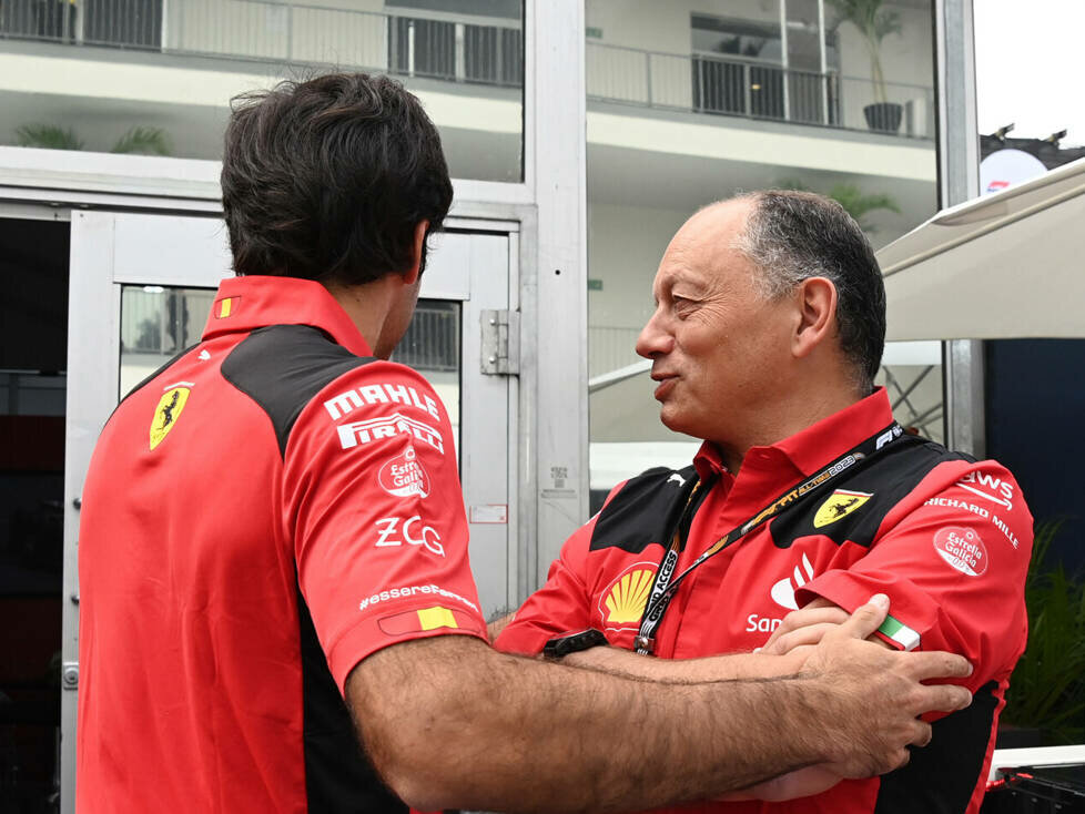 Carlos Sainz und Ferrari-Teamchef Frederic Vasseur