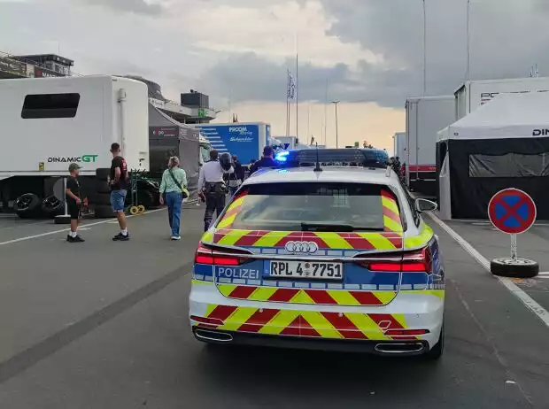 Polizeiauto im Fahrerlager des Nürburgrings Titel-Bild zur News: Polizeiauto im Fahrerlager des Nürburgrings