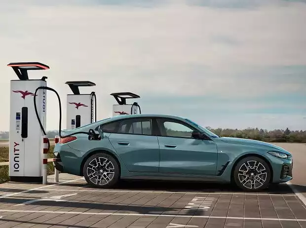 BMW i4 M50 xDrive an der Ladesäule Titel-Bild zur News: BMW i4 M50 xDrive an der Ladesäule