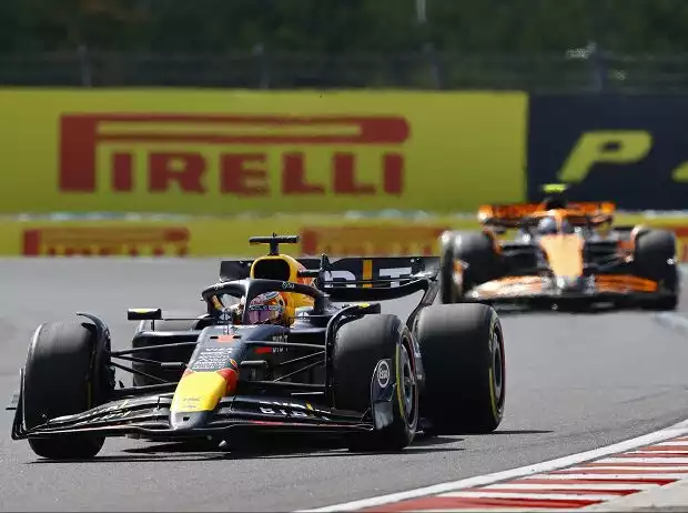 Max Verstappen im Red Bull RB20 vor Lando Norris im McLaren MCL38 Titel-Bild zur News: Max Verstappen im Red Bull RB20 vor Lando Norris im McLaren MCL38