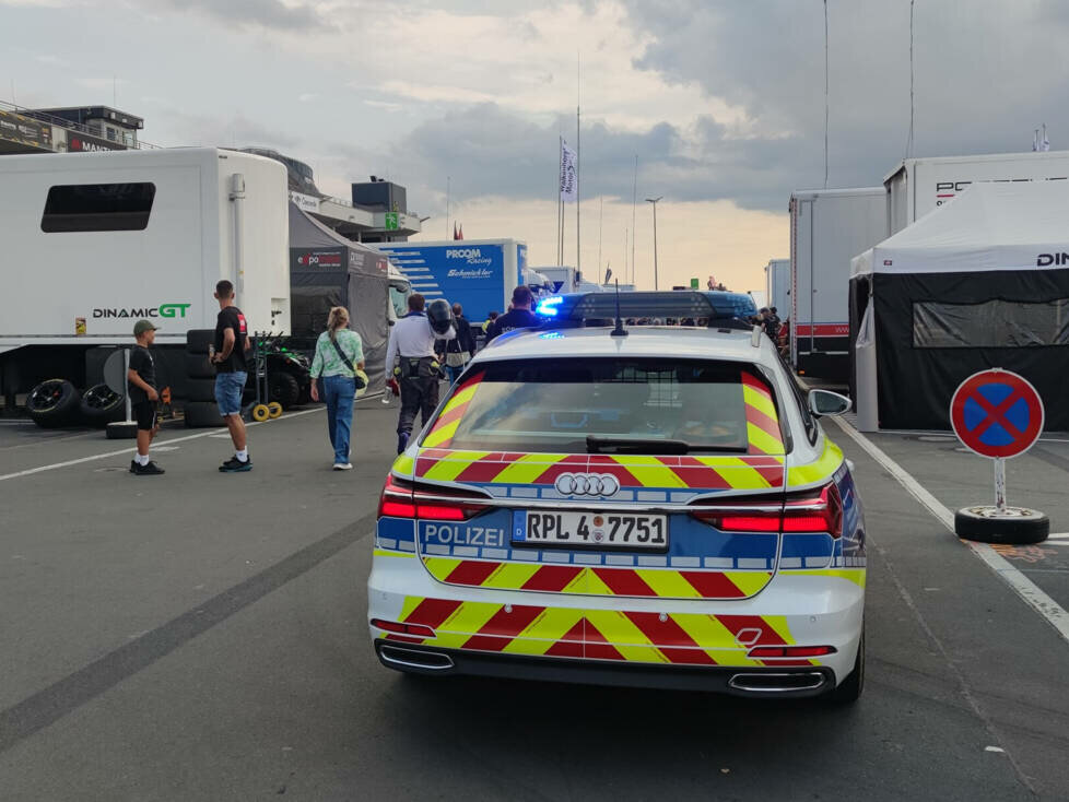 Polizeiauto im Fahrerlager des Nürburgrings