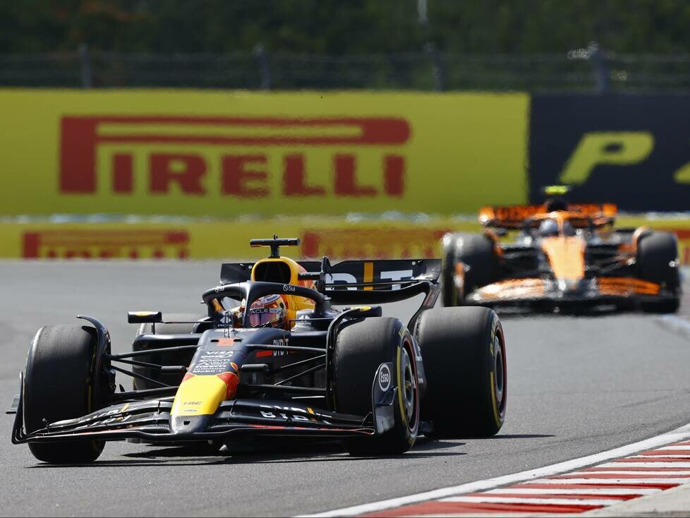 Max Verstappen im Red Bull RB20 vor Lando Norris im McLaren MCL38
