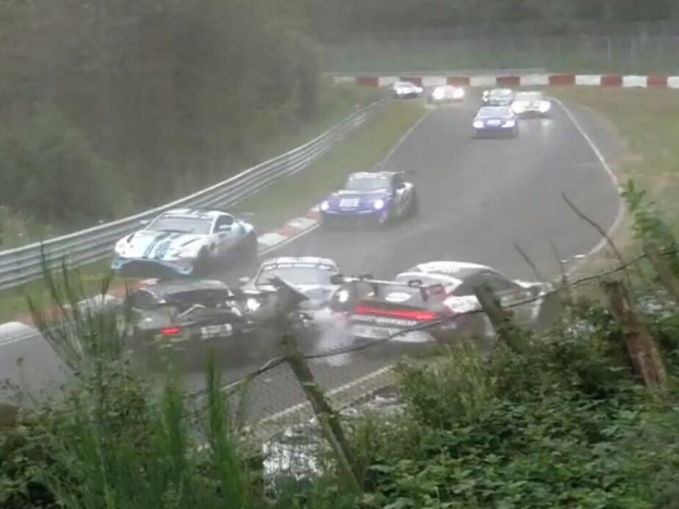 Unfall zwischen Walkenhorst-Aston-Martin, Porsche Cayman und Porsche 911 GT3 Cup