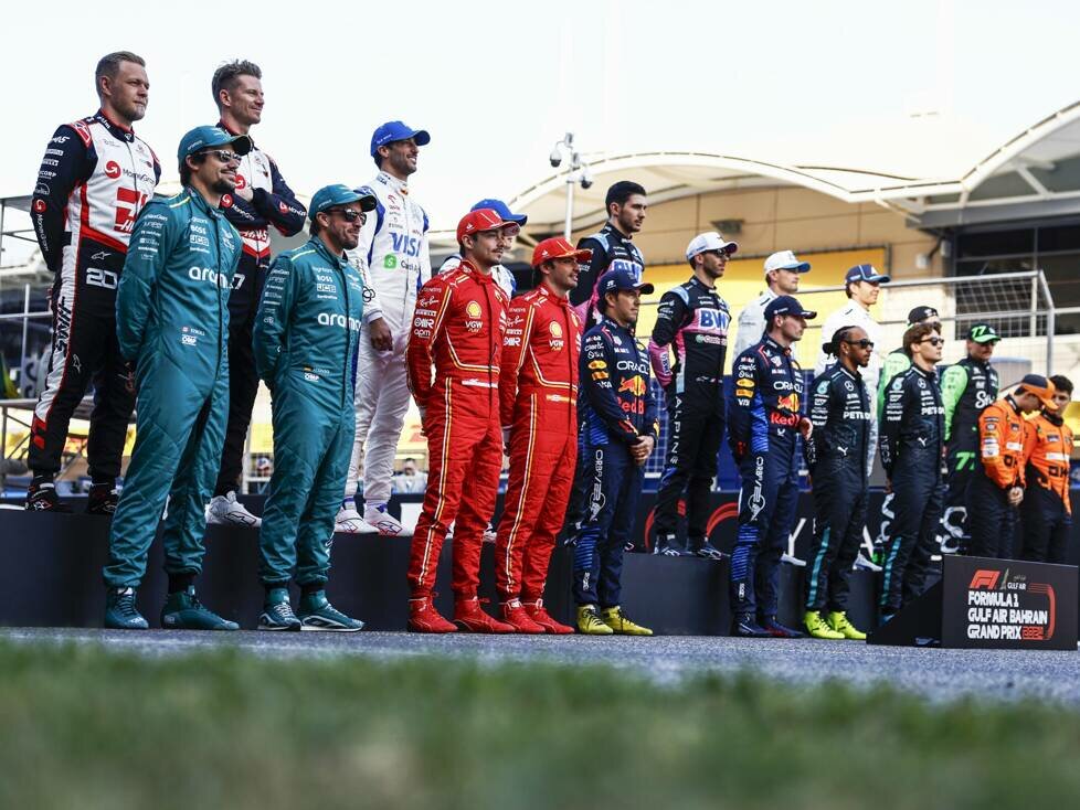 Guanyu Zhou, Kevin Magnussen, Nico Hülkenberg, Daniel Ricciardo, Yuki Tsunoda, Esteban Ocon, Pierre Gasly, Logan Sargeant, Valtteri Bottas, Fernando Alonso, Lance Stroll, Charles Leclerc, Carlos Sainz, Sergio Perez, Max Verstappen, Lewis Hamilton, George