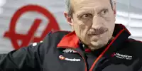 Der frühere Formel-1-Teamchef Günther Steiner vor einem Haas-Logo
