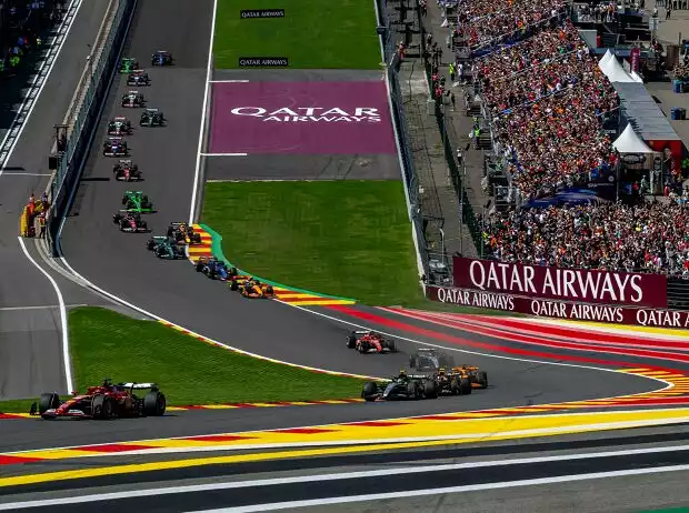 Charles Leclerc im Ferrari führte beim Belgien-Grand-Prix 2024 in Spa in der Startphase das Feld an Titel-Bild zur News: Charles Leclerc im Ferrari führte beim Belgien-Grand-Prix 2024 in Spa in der Startphase das Feld an