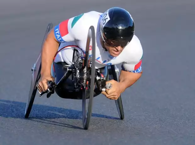 Alessandro Zanardi mit seinem Handfahrrad Titel-Bild zur News: Alessandro Zanardi mit seinem Handfahrrad