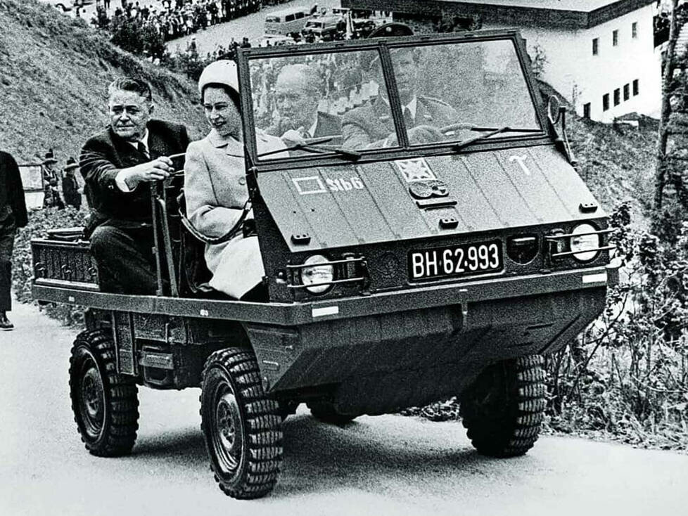 Königin Elizabeth II. an Bord eines Haflingers in Österreich (1969)
