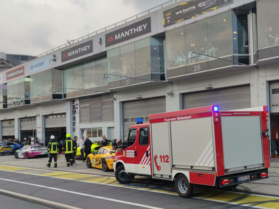 Feuerwehrauto in der Boxengasse des Nürburgrings