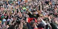Lewis Hamilton (Mercedes) lässt sich nach seinem Sieg in Silverstoen 2024 feiern