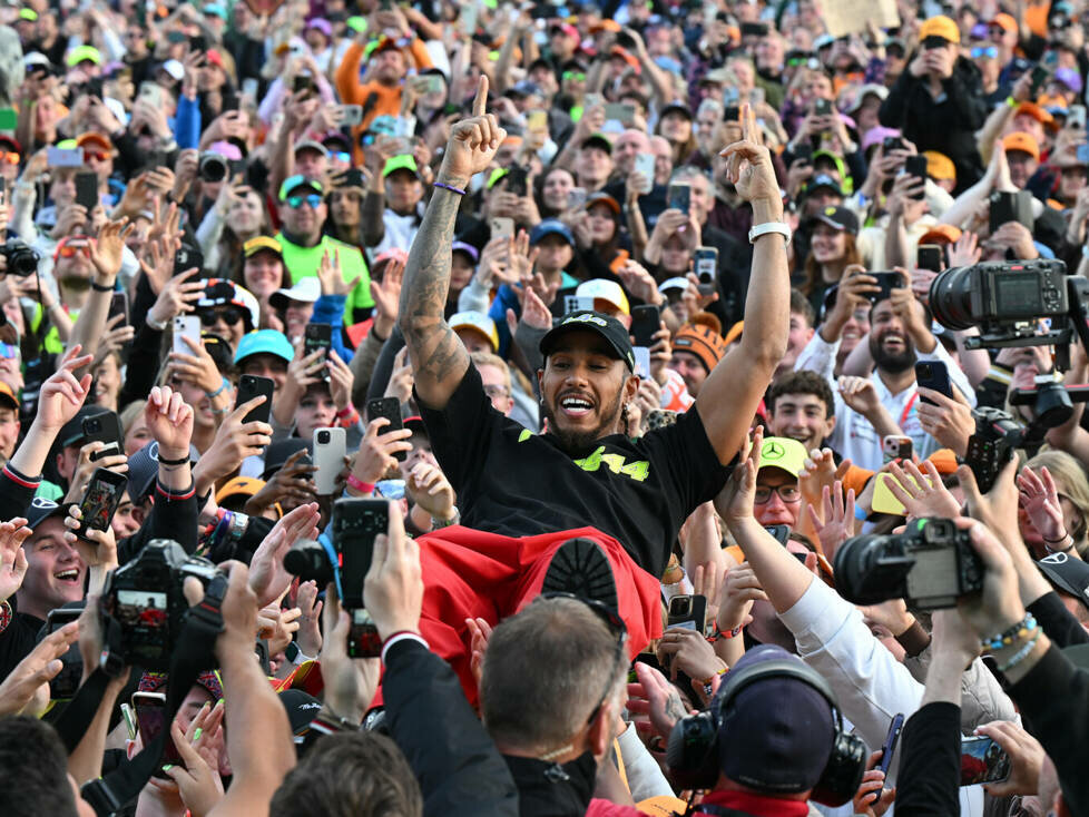 Lewis Hamilton (Mercedes) lässt sich nach seinem Sieg in Silverstoen 2024 feiern
