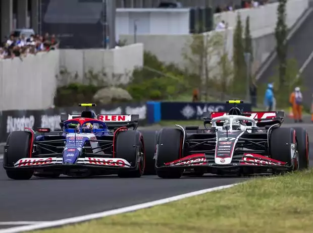 Yuki Tsunoda im Racing Bulls VCARB 01 und Nico Hülkenberg im Haas VF-24 Titel-Bild zur News: Yuki Tsunoda im Racing Bulls VCARB 01 und Nico Hülkenberg im Haas VF-24