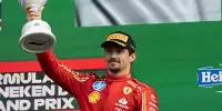 Ferrari-Fahrer Charles Leclerc mit dem Pokal für Platz 3 in Zandvoort 2024