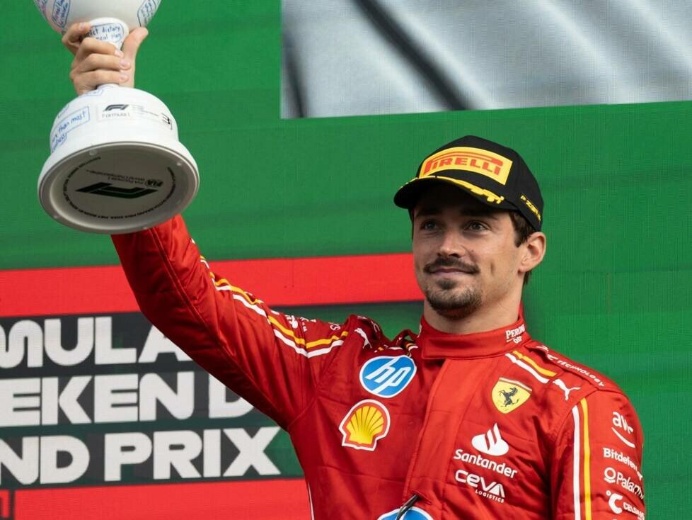 Ferrari-Fahrer Charles Leclerc mit dem Pokal für Platz 3 in Zandvoort 2024