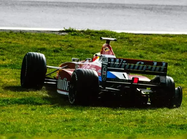 Ralf Schumacher mit Reifenschaden beim Europa-Grand-Prix 1999 auf dem Nürburgring Titel-Bild zur News: Ralf Schumacher mit Reifenschaden beim Europa-Grand-Prix 1999 auf dem Nürburgring