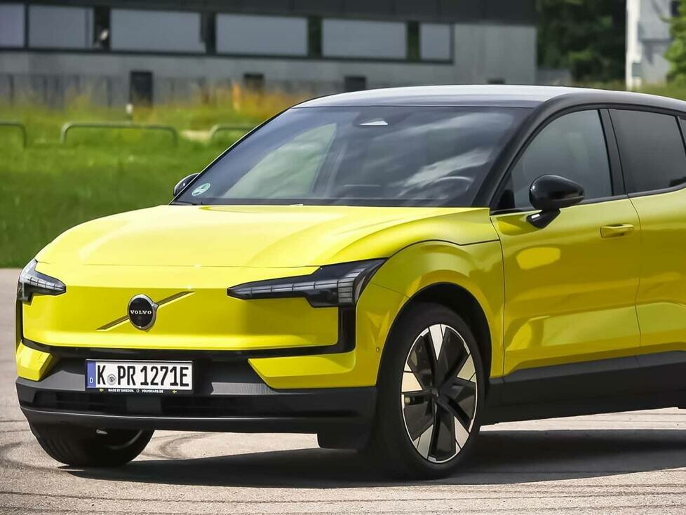 Volvo EX30 Single Extended Range Ultra (2024) in Moss Yellow im Test