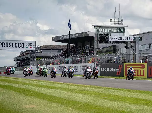 WSBK Start Donington Titel-Bild zur News: WSBK Start Donington