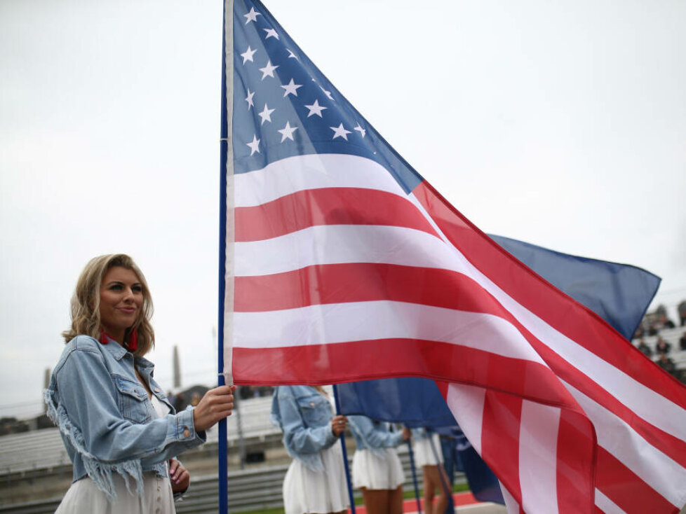 Girls mit USA-Flagge