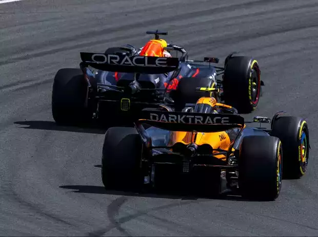Max Verstappen im Red Bull B20 vor Lando Norris im McLaren MCL38 in Zandvoort 2024 Titel-Bild zur News: Max Verstappen im Red Bull B20 vor Lando Norris im McLaren MCL38 in Zandvoort 2024
